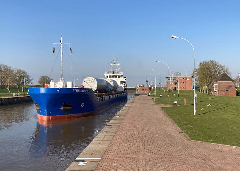 Die Fehn Calypso steht am Ufer