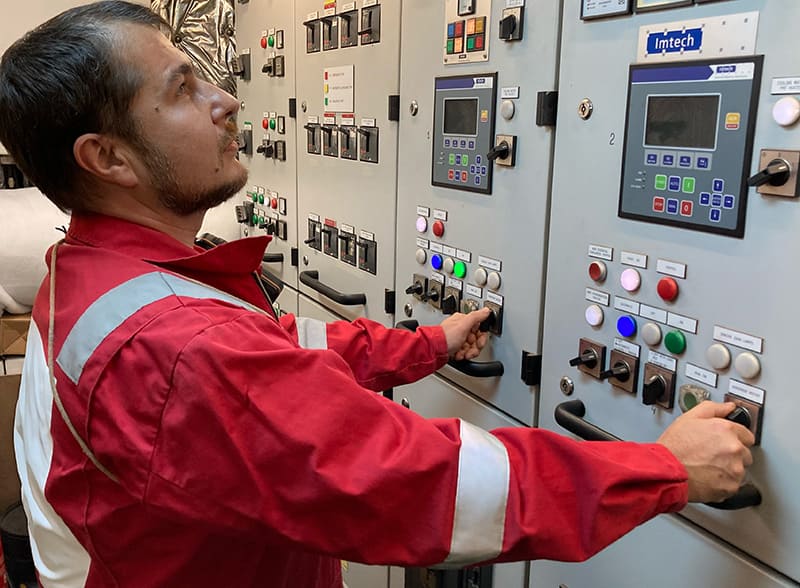 Wartungsmitarbeiter kontrolliert die Hardware an Bord